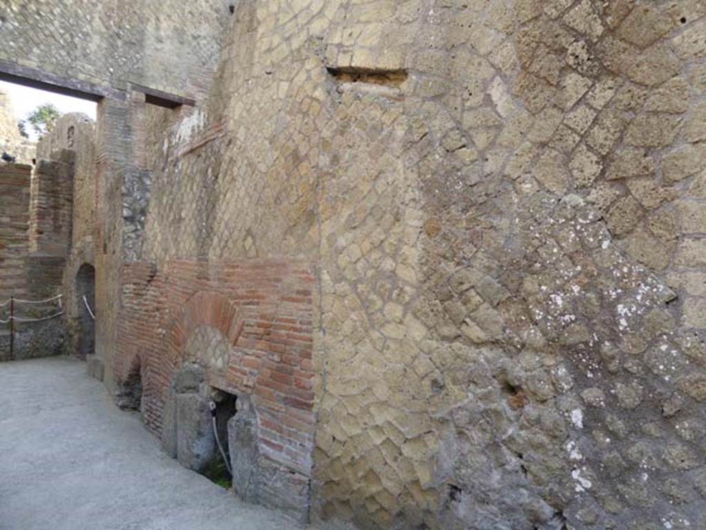 VI.10, Herculaneum, October 2014. Looking east along rear south wall of services’ corridor of baths. Photo courtesy of Michael Binns.
